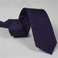 Posiblemente uno de los complementos más importantes, la correcta elección de la corbata puede marcar  el conjunto del traje,  dispondrás de numerosos  modelos, calidades(seda, poliester)  y diámetros  (  pala estrecha , pala nº7  y pala  nº8)