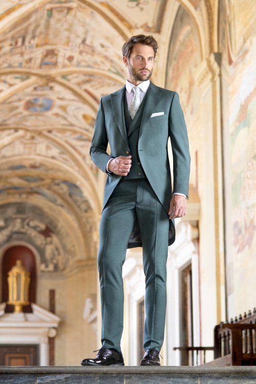 Si vas a casarte o vas a asistir a un enlace y necesitas&nbsp;alquilar o comprar &nbsp;un chaqu&eacute;, conf&iacute;a en nosotros . Como especialistas que somos en chaques , ponemos a tu disposici&oacute;n un selecto abanico de opciones para lucir impecable ese gran d&iacute;a. Dispones de mas de 10 colores distintos de chaques en 3 modelos diferentes, desde el corte clasico hasta los modelos m&agrave;s slim.
Para ayudarte en esa elecci&oacute;n, ponemos a tu disposici&oacute;n nuestro servicio exclusivo de&nbsp;asesoramiento. La sofisticaci&oacute;n no tiene por qu&eacute; ser cara, s&oacute;lo hay que saber elegir&nbsp;las mejores alternativas. Podr&aacute;s escoger entre un selecto catalodo de chaqu&eacute;s en colores azules, azules noches,cuadros gales, lanas frias, super 100... el cl&aacute;sico negro con pantal&oacute;n mil rayas...

Ofrecemos alquiler de chaqu&eacute;s de tallas grandes en Aranjuez.
&nbsp;


&nbsp;Precio compra desde:&nbsp;298 &euro;


&nbsp;Precio alquiler estreno desde:&nbsp;179 &euro;


&nbsp;Precio alquiler desde :&nbsp;89&nbsp;&euro;









&nbsp;
Si quieres darle un toque de distinci&oacute;n a tu boda, disponemos de chaqu&eacute;s de tallas grandes en distintos azules,distintos azules,cuadros gales grises y azules,distintos tejidos y entalles.Todos ellos acompa&ntilde;ados de chalecos del mismo tono o el dise&ntilde;o que t&uacute; elijas, siempre contando con tejidos categ&oacute;ricos.
O, si lo prefieres, tambi&eacute;n disponemos de&nbsp;Alquiler de Smoking de Tallas Grandes.&nbsp;