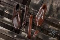 Disponemos de una gran variedad de cinturones tanto de sport como de vestir, siempre en la máximas calidades, nuestros cinturones combinan moda calidad y precio garantizando una compra segura.Disponibles hasta la talla 140.